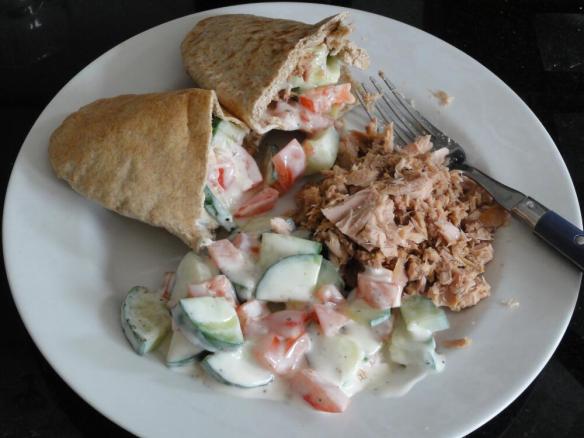Tuna with tomato and cucumber yogurt pitta