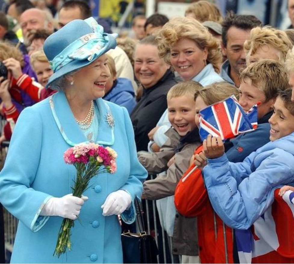 How many people did the Queen speak to?